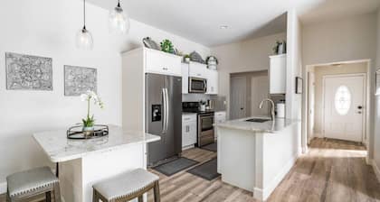 Cozy & Charming 3-bedroom house next to Lackland Base-San Antonio with AC, WiFi