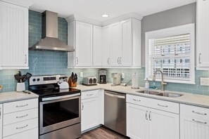 ثلاجة، ميكروويف، فرن، موقد طهي م�سطح