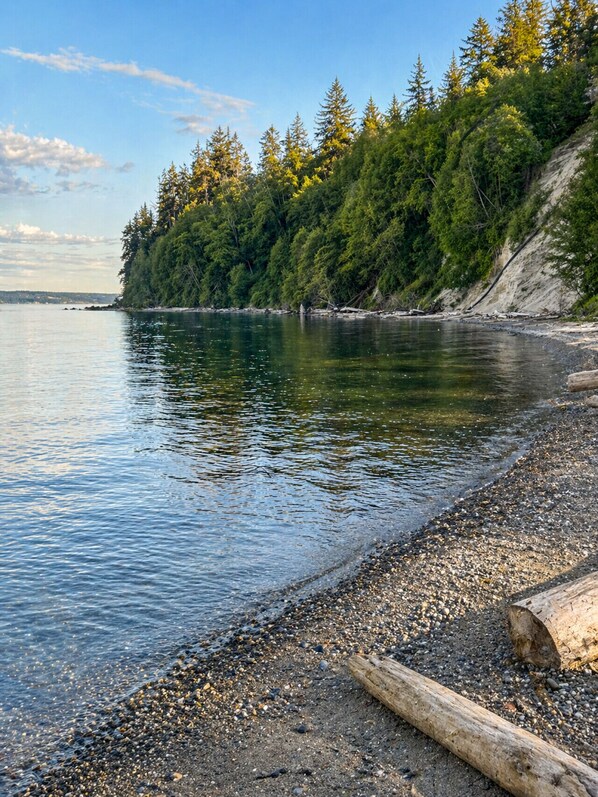 Una spiaggia nelle vicinanze
