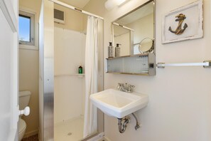 Ducha, secador de pelo, toallas, jabón