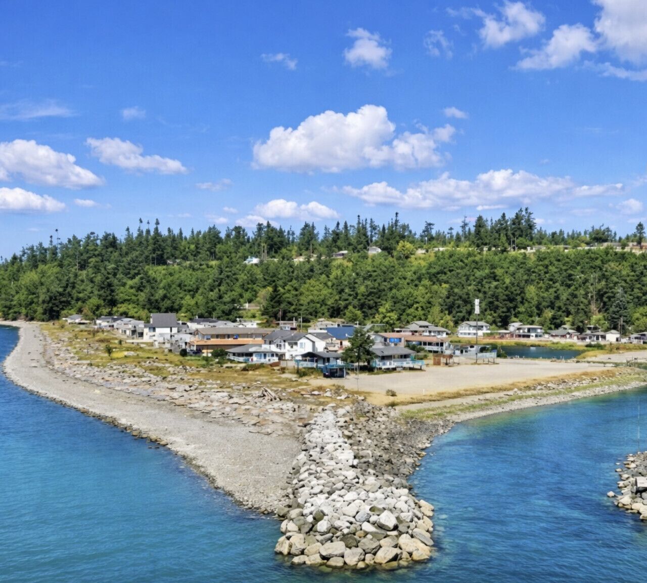 Beach nearby, sun-loungers, beach towels
