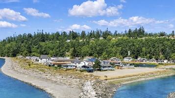 Beach nearby, sun-loungers, beach towels