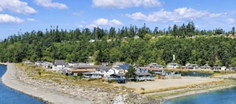 Pet friendly Cabin with Beach access and Firepit