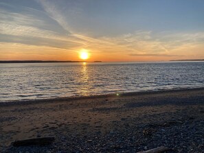 Vlak bij het strand, ligstoelen, strandlakens