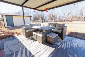 Outdoor dining - Cozy Home 4 Minutes from Fort Sill (Lawton)