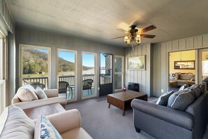 Téléviseur connecté, foyer, table de baby-foot