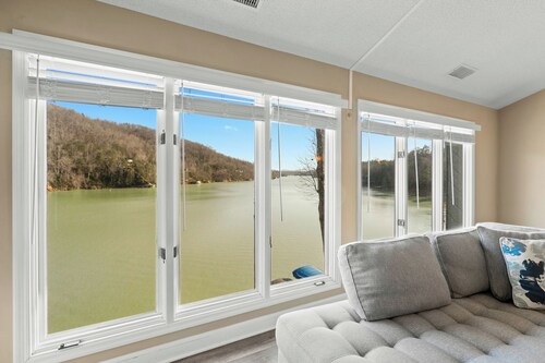 Bella View - Lakefront, 3 bedroom, sleeps 8, Rumbling Bald Resort access and amenities included