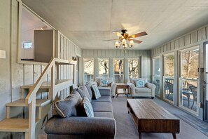 Smart-TV, Kamin, Tischfußball