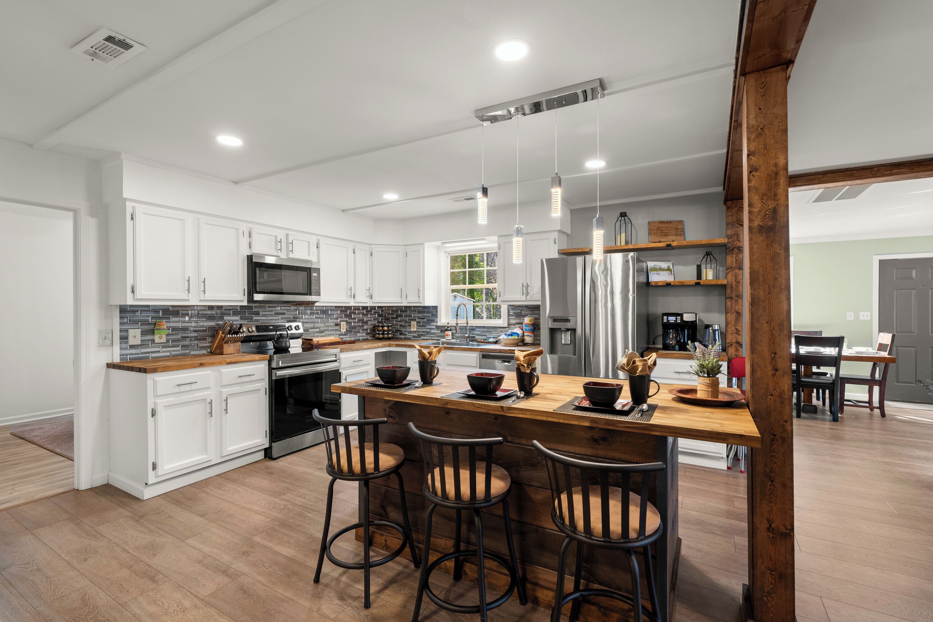 Kjøleskap, mikrobølgeovn, ovn og kokeplater