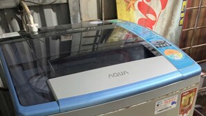 Een waterdispenser met een blauwe bovenkant en een etiket waarop 'AQUA' staat.