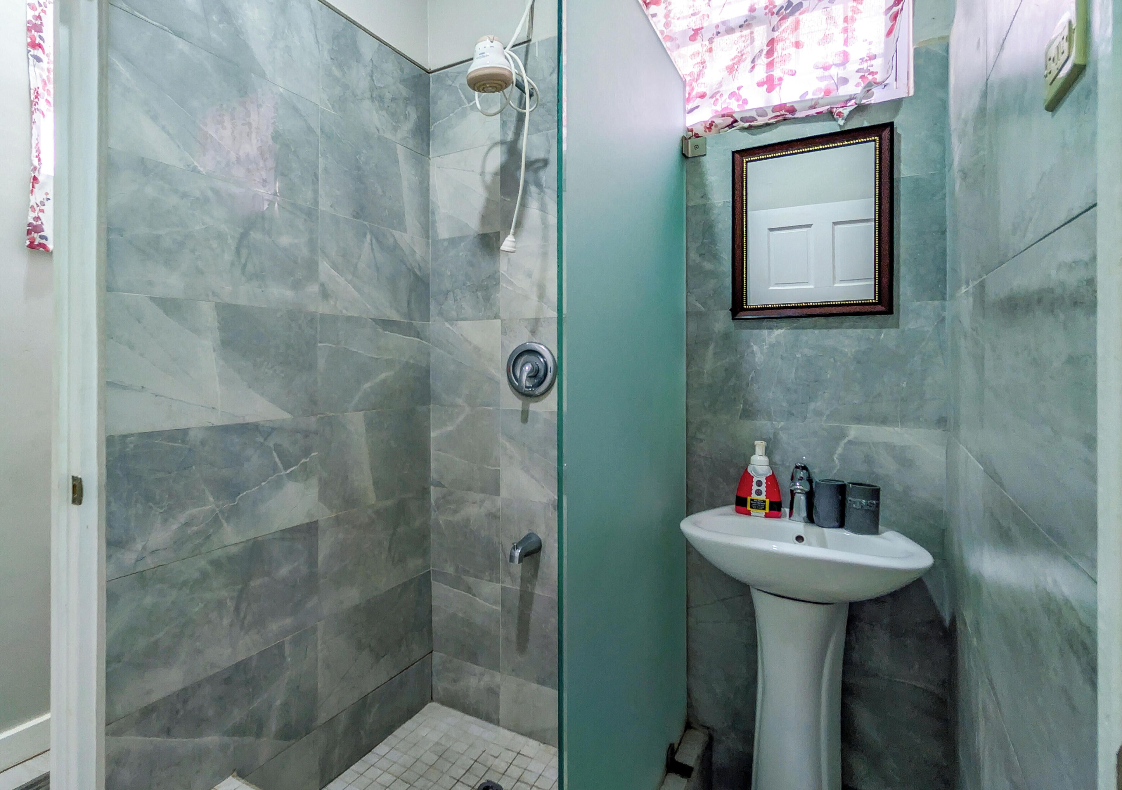 Douche, sèche-cheveux, serviettes fournies, papier toilette