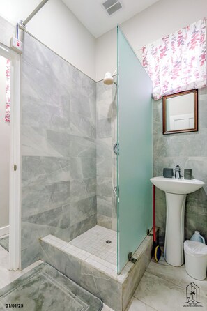 Een douche, een haardroger, handdoeken, toiletpapier