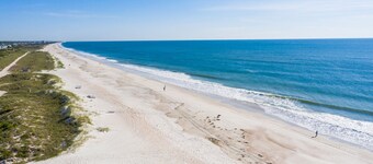 Quiet Charm: Central Island Convenience