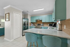 Fridge, microwave, oven, stovetop - Quiet Charm: Central Island Convenience (Fernandina Beach)
