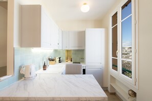 Kjøleskap, mikrobølgeovn, ovn og oppvaskmaskin