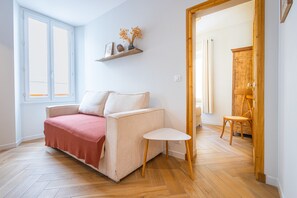 Iron/ironing board, free WiFi, bed sheets