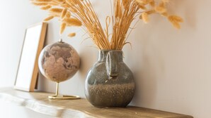 A vase with dried plants on a wooden shelf. - Luxurious Retreat in Old Antibes & beach (Antibes)
