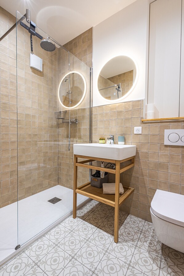 Ducha, secador de pelo, toallas