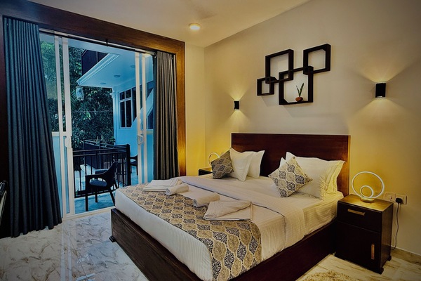 Caja de seguridad en la habitación y escritorio