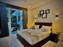 In-room safe, desk, laptop workspace, soundproofing