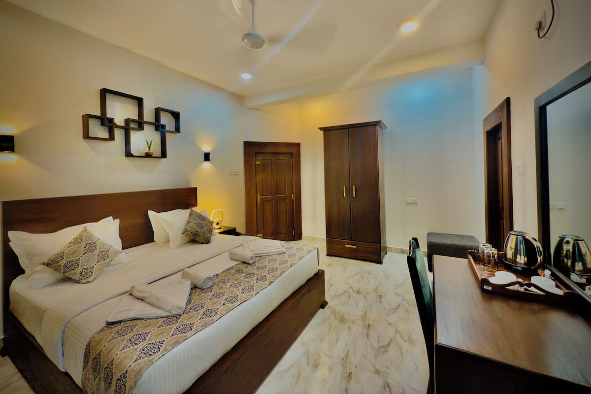 Deluxe Double Room, Balcony | In-room safe, desk, laptop workspace, soundproofing