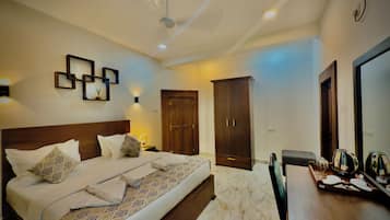 Dobbeltrom – deluxe, balkong | Safe på rommet, skrivebord, skrivebord for bærbar PC og lydisolert