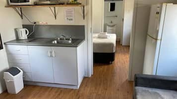 Refrigerador, microondas, placa de cocina, tetera/pava eléctrica