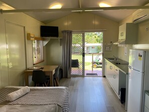 Kjøleskap, mikrobølgeovn, kokeplater og vannkoker