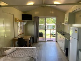 Refrigerador, microondas, placa de cocina, tetera/pava eléctrica