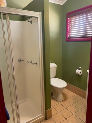 Family Studio | Bathroom | Shower, hair dryer, towels, soap - Aussie Outback Oasis (Richmond Hill)