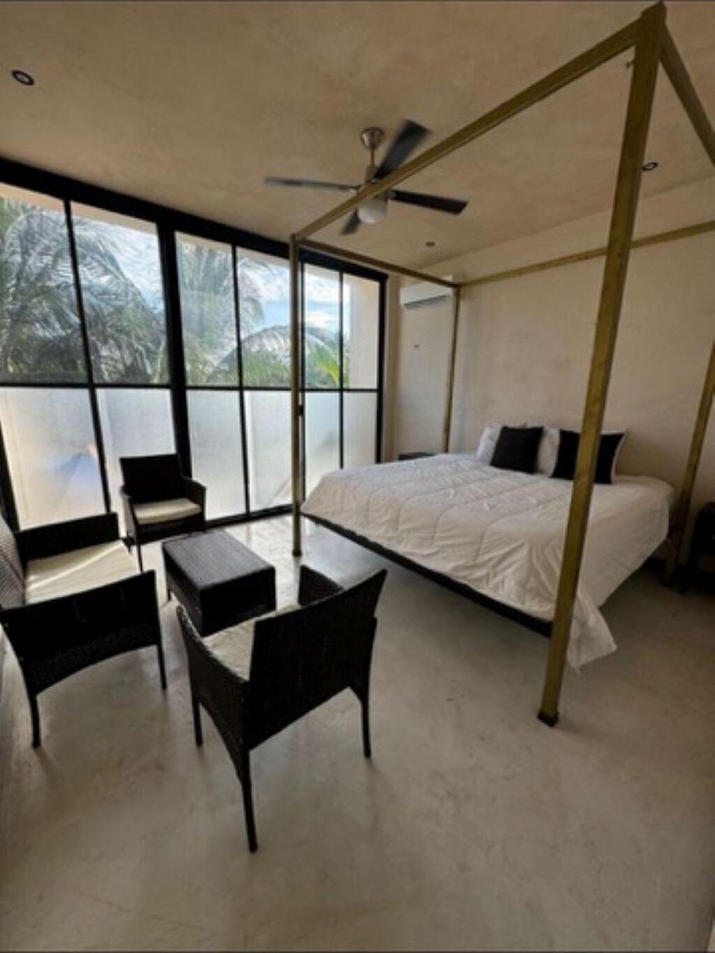 3 bedrooms, desk, WiFi, bed sheets