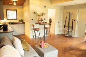 TV, books - Charming Fraser Cottage Getaway in Insh, Couples Getaway near Aviemore. (Kincraig)