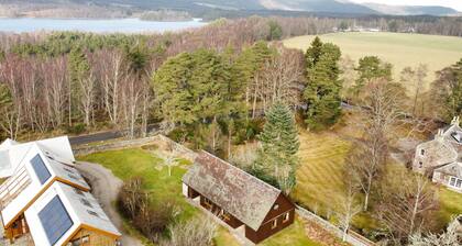 Charming Fraser Cottage Getaway in Insh, Couples Getaway near Aviemore.