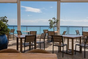 Outdoor dining - Cozy Studio Resort Amenities Beach Pool Gym 1504 (Hallandale Beach)