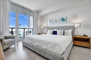 1 habitación, tabla de planchar con plancha y cuna de viaje
