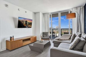 TV - Amazing 1 Bedroom Resort Amenities Beach Pool 1504 (Hallandale Beach)