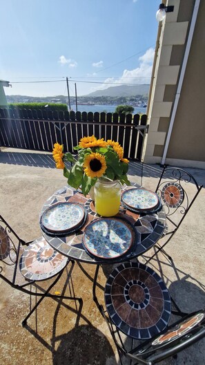 Outdoor dining - 5 Bed House - Sleeps 14 - Pets - Garden - Parking (Killybegs)
