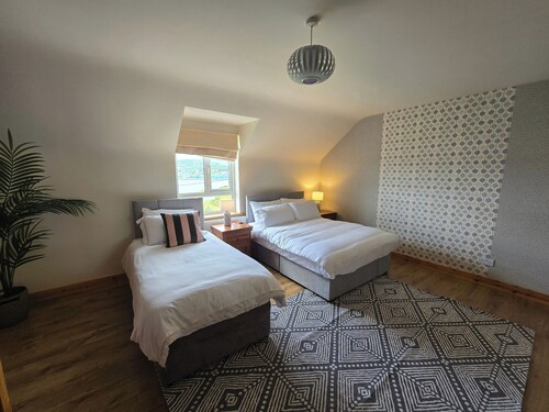 5 Bed House - Sleeps 14 - Pets - Garden - Parking