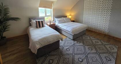 5 Bed House - Sleeps 14 - Pets - Garden - Parking