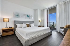1 habitación, tabla de planchar con plancha y cuna de viaje 