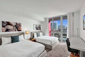 10 habitaciones, tabla de planchar con plancha, cuna de viaje y wifi 