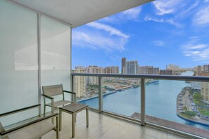 Property grounds - Cozy Canal View Studio Resort Amenities Near Ocean 1905 (Hallandale Beach)