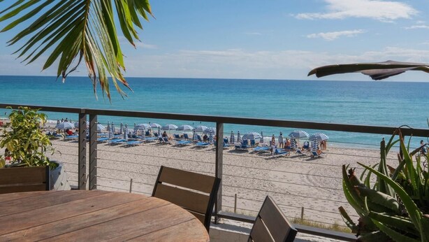 Property grounds - High Floor Cozy Studio -Canal View Near Beach 1210 (Hallandale Beach)