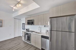 Refrigerador, microondas, horno, placa de cocina