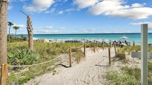 Beach nearby - Large 2-Bedroom Condo Near Ocean Beach Service 410 (Hallandale Beach)