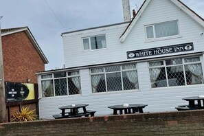 Outdoor dining - Static Caravan Skegness Free Parking Close Beach (Chapel St Leonards)