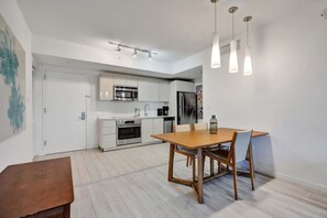 Frigorífico, microondas, horno y placa de cocina