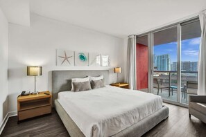 1 chambre, fer et planche à repasser, lit de bébé portatif