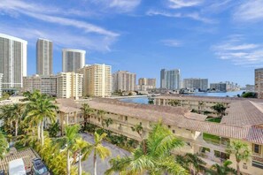 Exterior - Comfortable Waterfront Studio in Resort Pool 607 (Hallandale Beach)