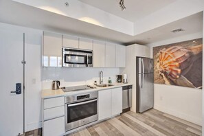 Réfrigérateur, four à micro-ondes, un four, surface de cuisson